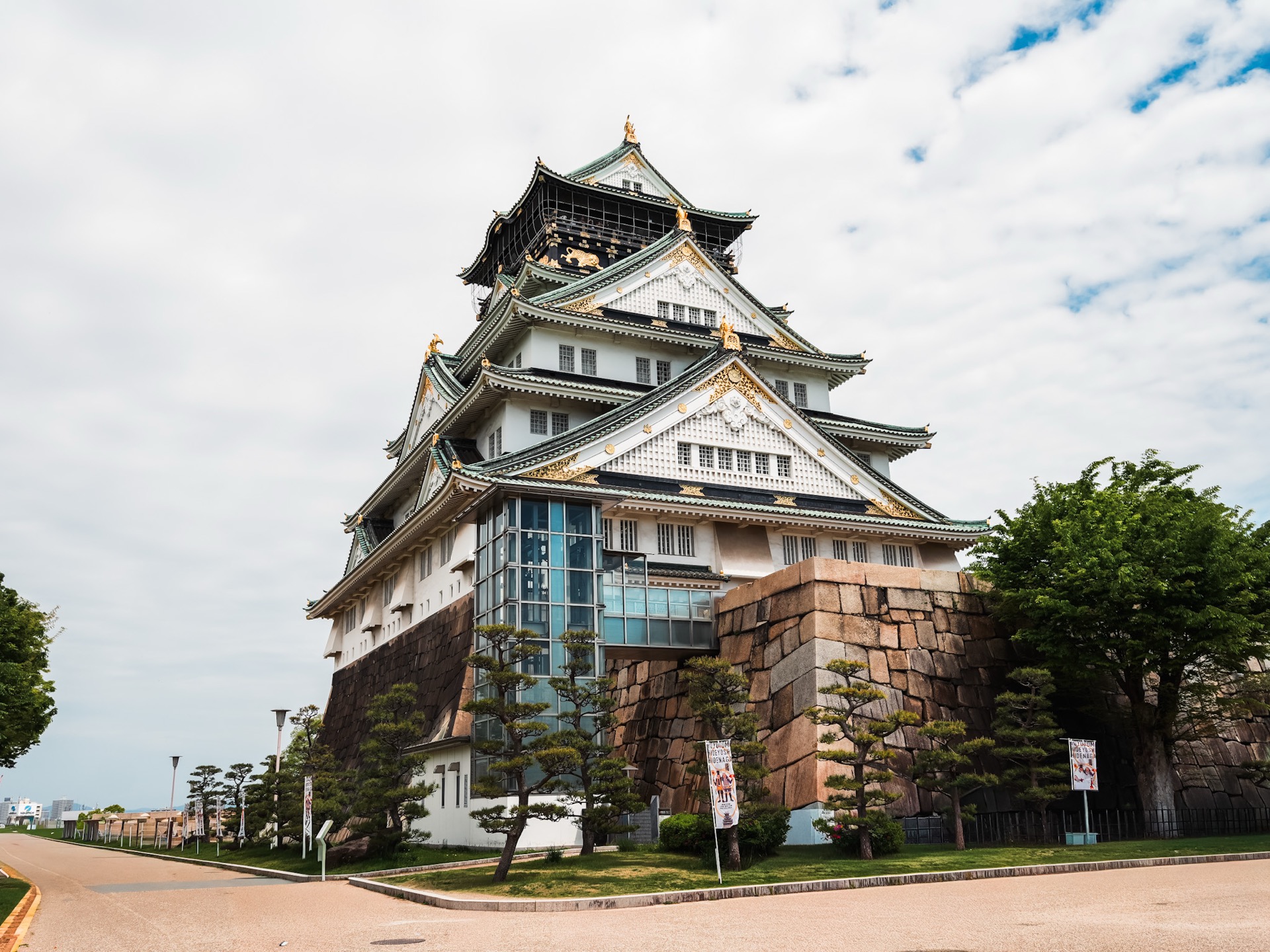 Osaka Castle and surrounding park